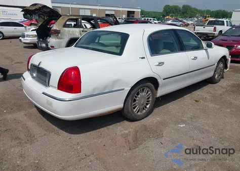 2009 Lincoln Town Car Signature Limited from USA, damaged, VIN 2LNHM82V89X631457